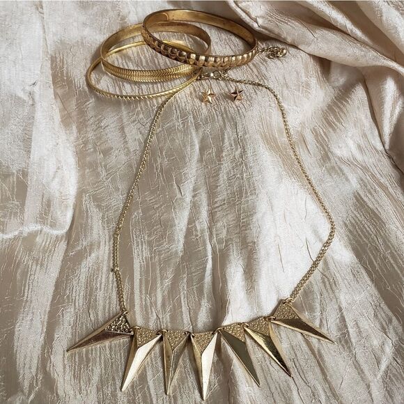 Matching necklace, earring, bracelet set - Picture 2 of 8